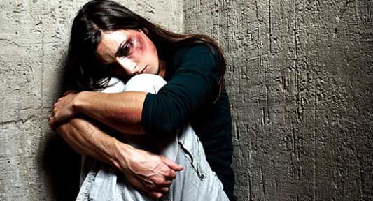 ΔΣΘ: Μία στις πέντε γυναίκες θύμα βίαιης συμπεριφοράς