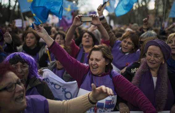 Χιλιάδες γυναίκες διαδήλωσαν για το δικαίωμα στην έκτρωση σε όλη την Ευρώπη