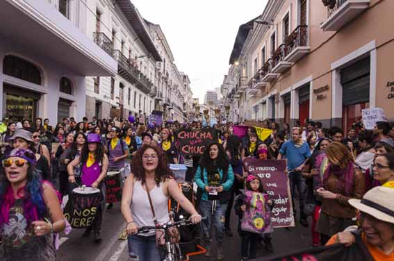 «Θέλουμε να ζήσουμε!» φώναξαν χιλιάδες για τις γυναίκες στο Κίτο
