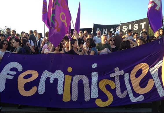 Το κράτος έκτακτης ανάγκης στην Τουρκία τώρα στοχοποιεί το κίνημα γυναικείας αλληλεγγύης