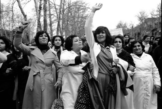 Hengameh Golestan: 100.000 γυναίκες διαδηλώνουν εναντίον του χιτζάμπ